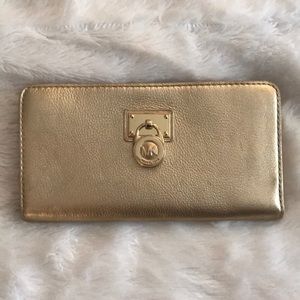 Michael Kors Zip around wallet